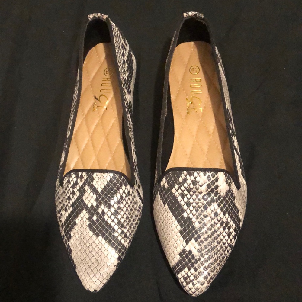 Snakeskin Print Pointy-Toed Loafer Style Flats